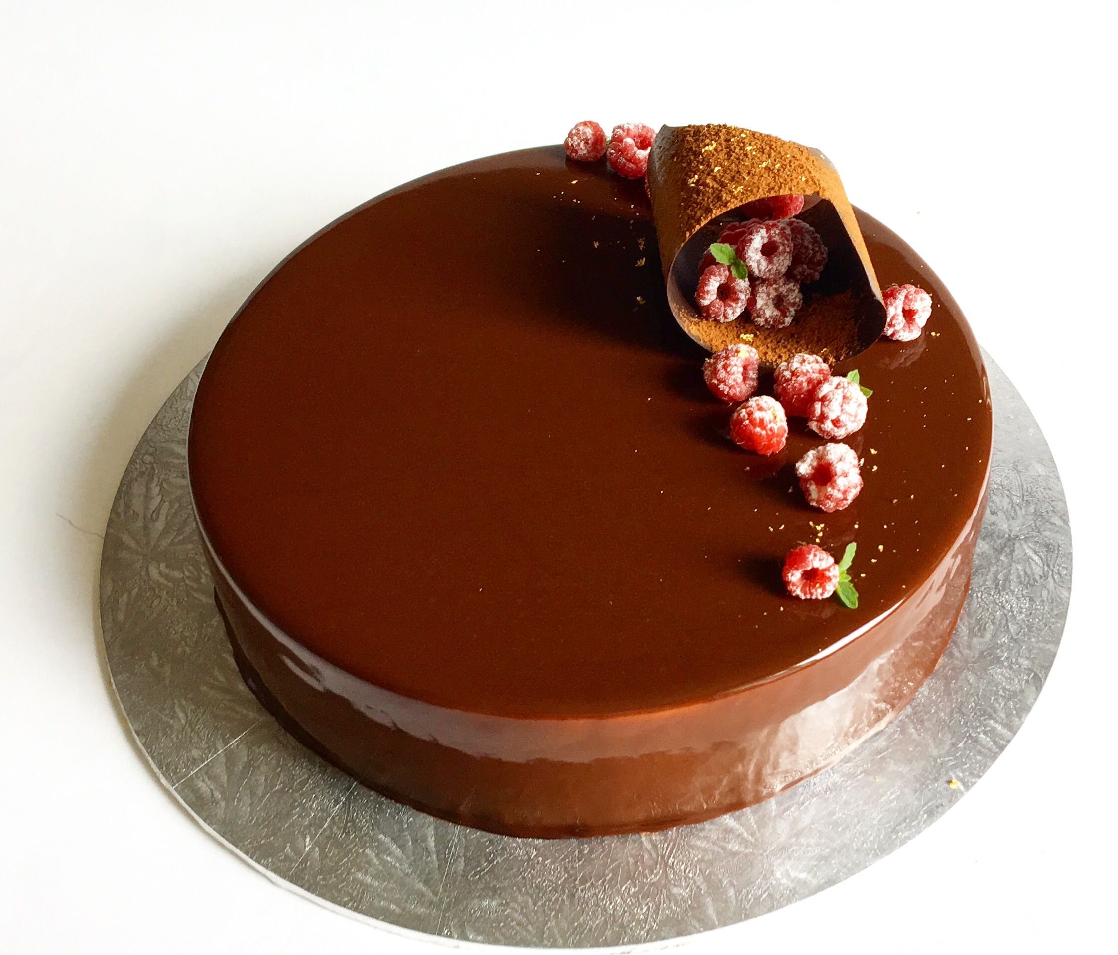Залить шоколадом. Шоколадный муссовый торт. Малиновый ганаш для торта. Торт с шоколадным ганашем. Торт с шоколадным декором.