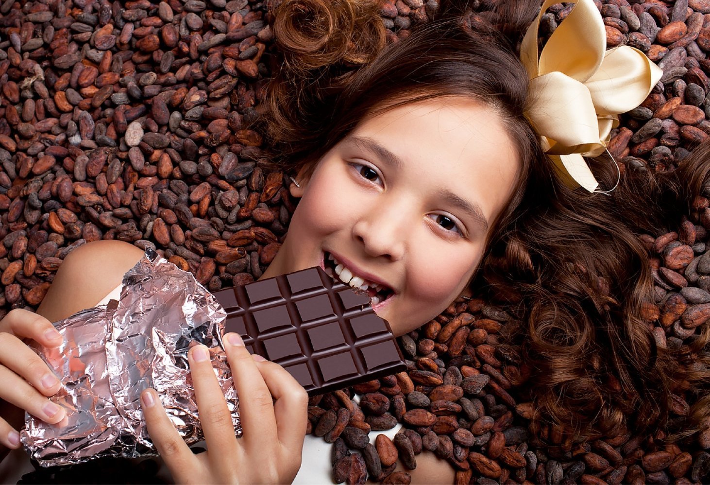 Шоколад интересное. Всемирный день шоколада. Молочный шоколад с чёрными людьми фото. Дети с шоколадными монетами фото.