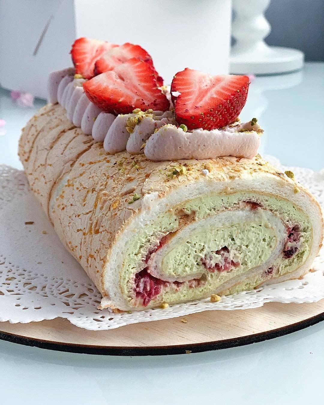 Меренговый рулет с малиной и фисташками