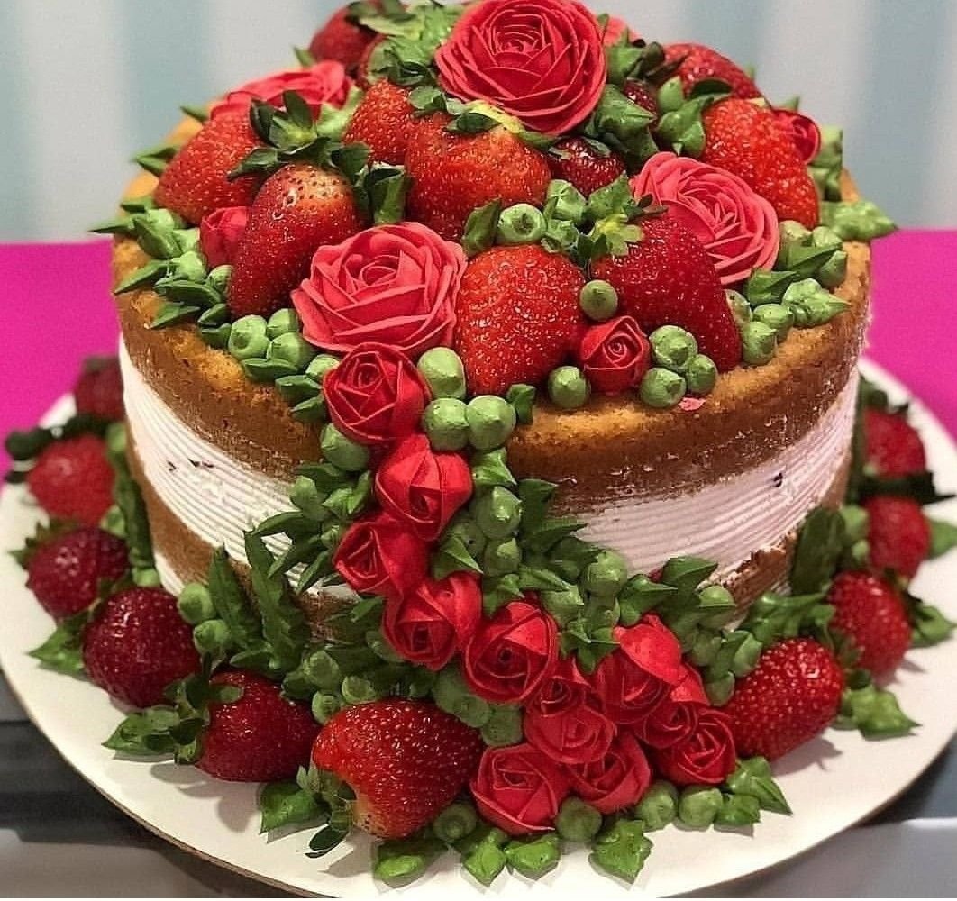 Большой торт со свечами