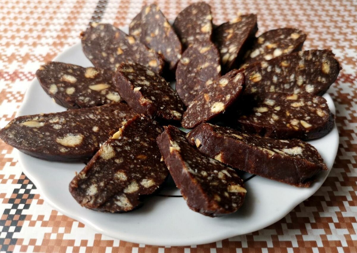 Шоколадная колбаса с орехами