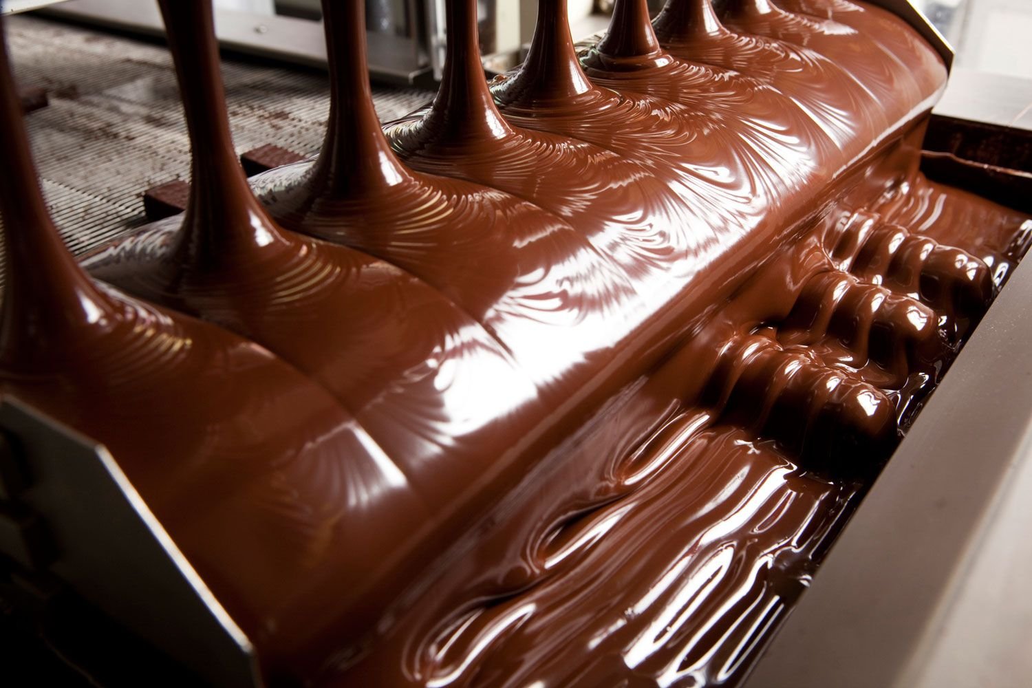 Ну шоколадом. Формовка шоколада. Фабрика шоколада. Производство шоколада. Вальцевание шоколада.