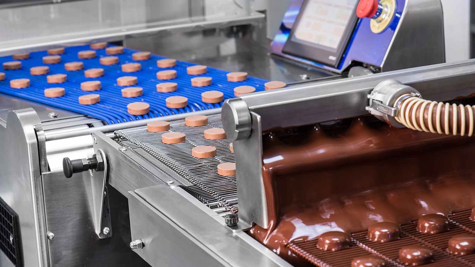 Технология шоколада. Селми оборудование для шоколада. Формовка шоколада. Шоколадная фабрика оборудование для производства. Производства шиколада.