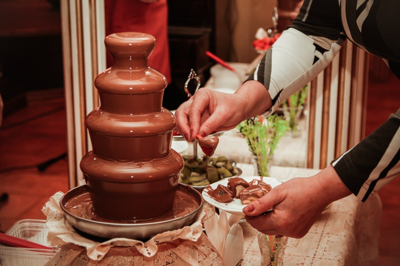 Купить шоколад для шоколадного фонтана. Шоколадный фонтан Белладжио Лас Вегас. Шоколадный фондан на свадьбу. Шоколадный фонтан на свадьбу. Фонтан из шоколада.