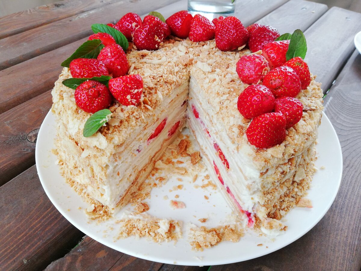 Медовик с клубникой