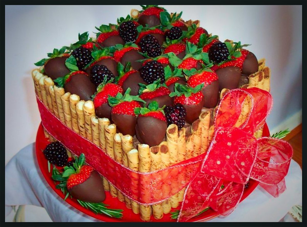 Торт с клубникой и шоколадом