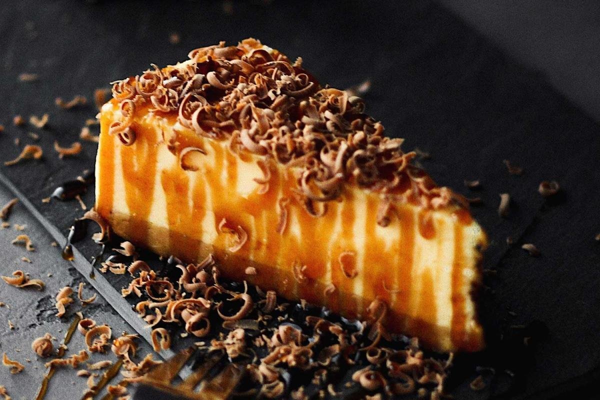 Шоколад с орешками и карамелью