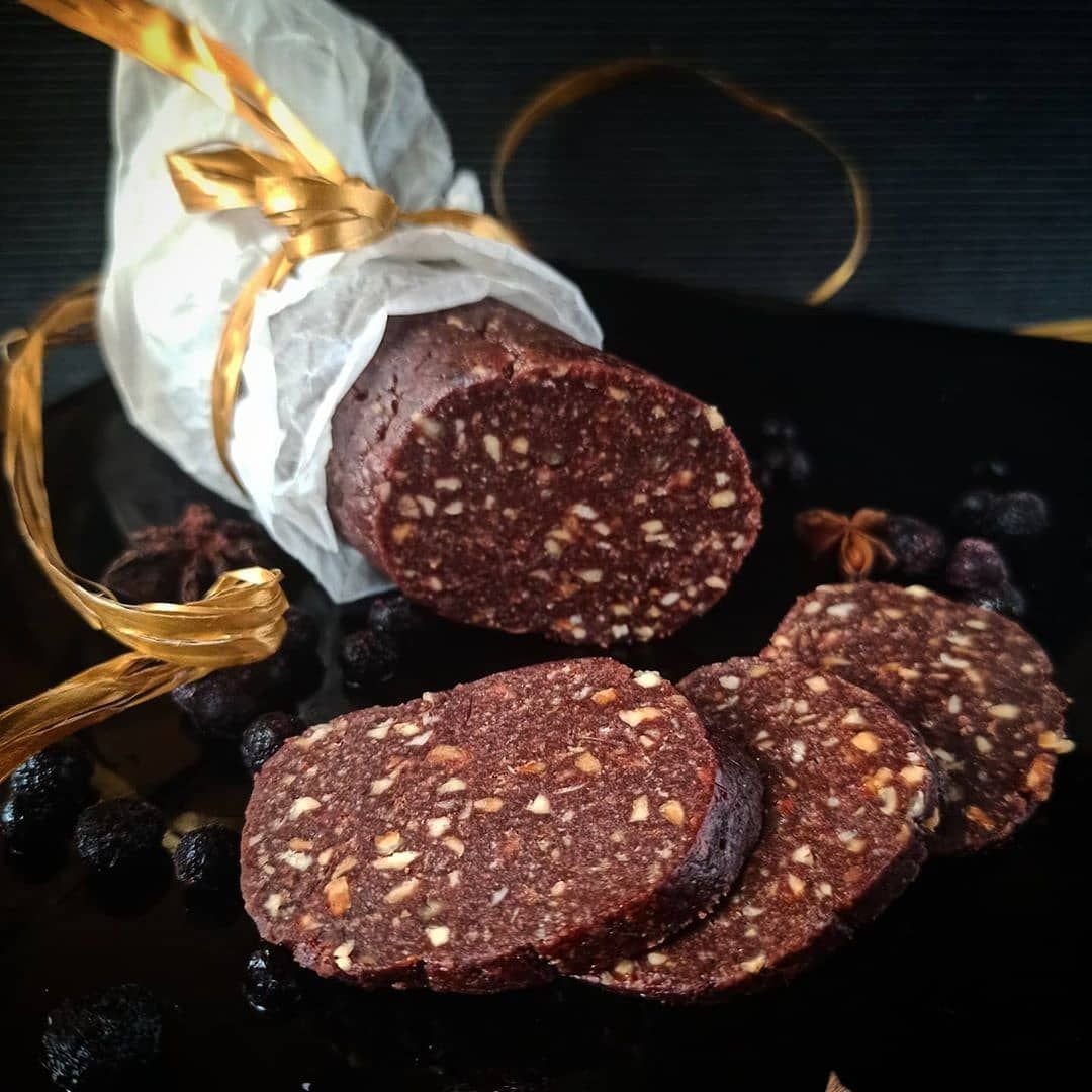 Шоколадная колбаса с грецкими орехами
