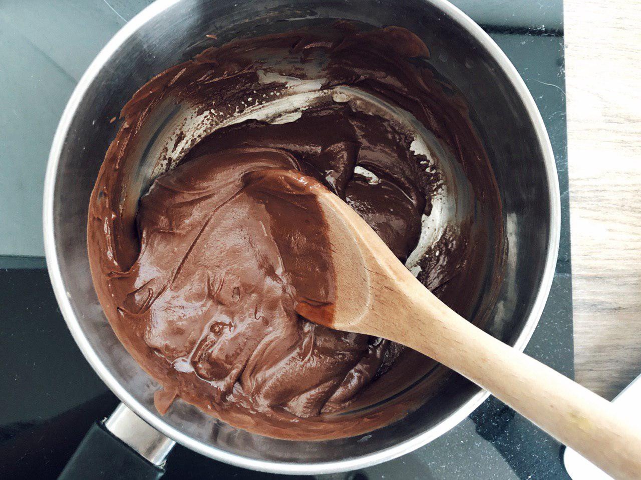 Растопить шоколад на бане. Растопленный шоколад. Плавленный шоколад. Расплавленный шоколад. Шоколад для растапливания.
