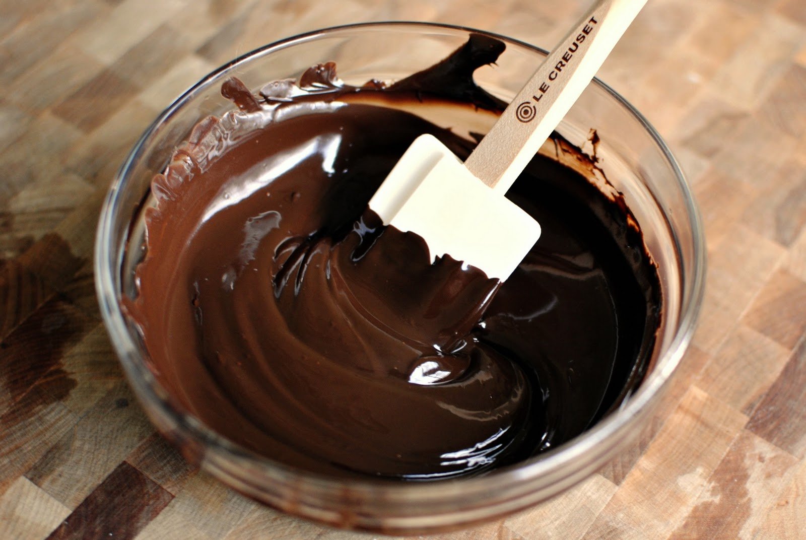 Крем молоко какао масло. Шоколадная глазурь ганаш. Растопленный шоколад. Расплавленный шоколад. Растопить шоколад для глазури.