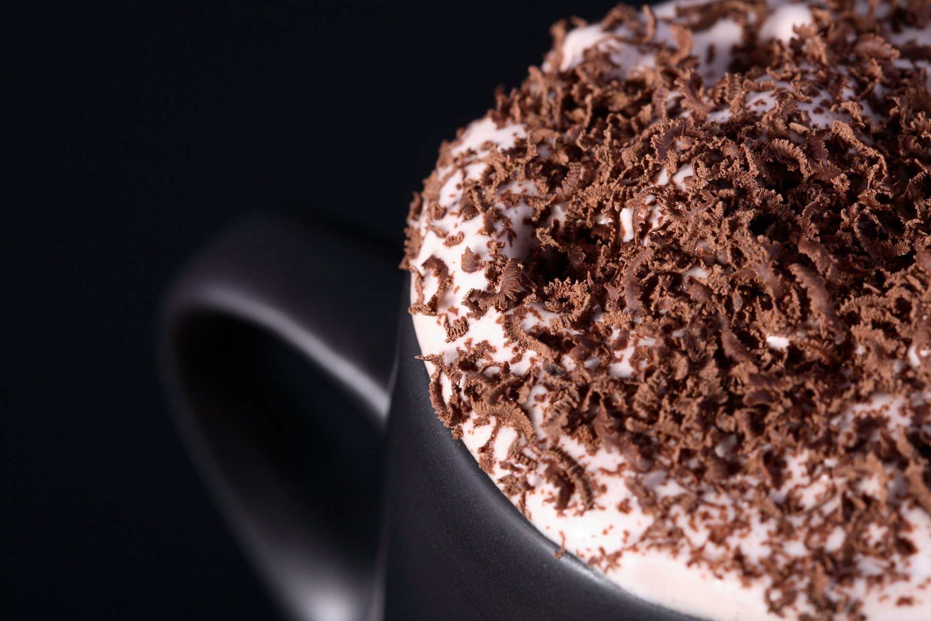Ну шоколадом. Кофе горячий шоколад капучино. Шоколадная стружка. Шоколадная крошка. Кофе с шоколадной стружкой.