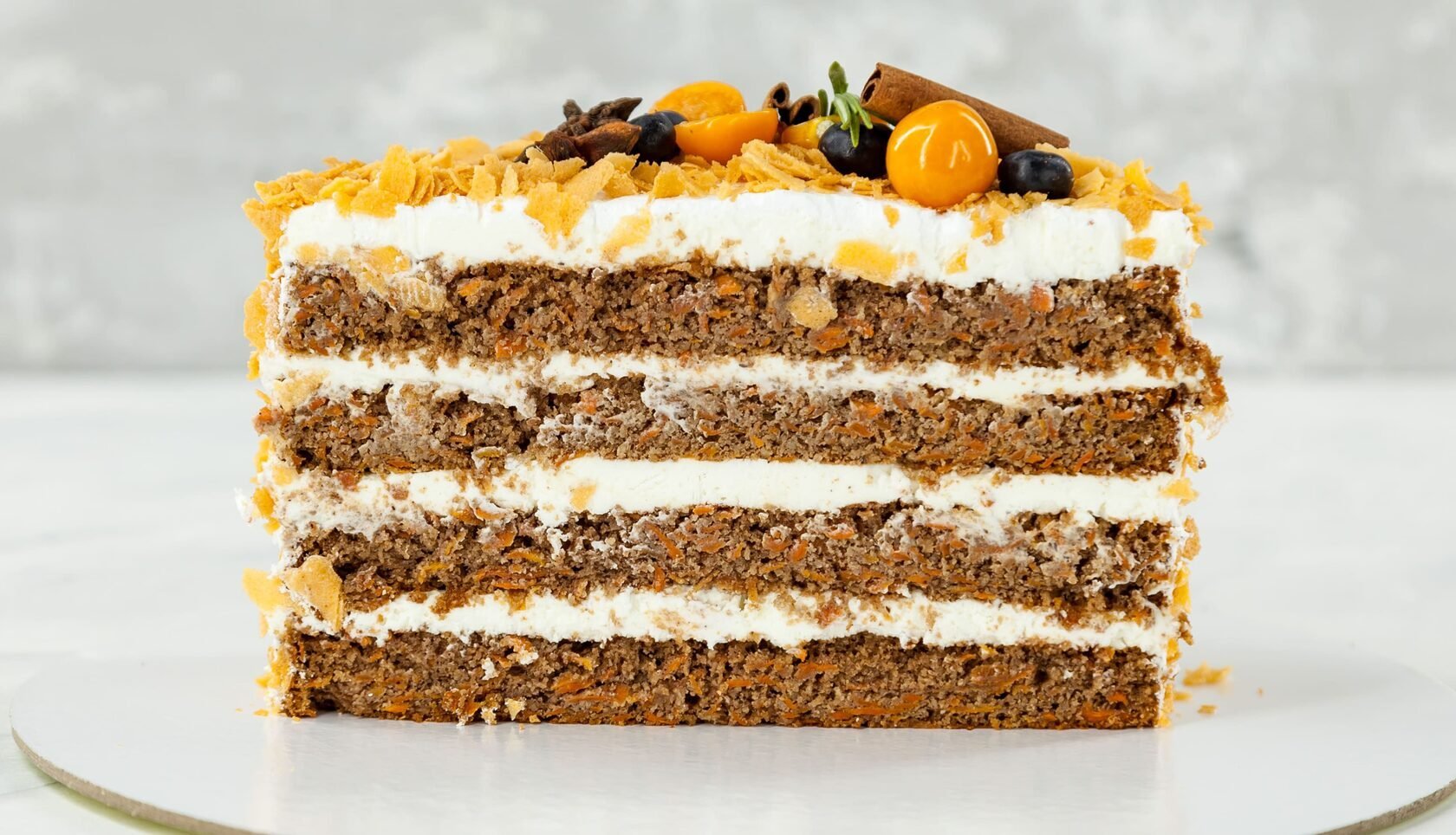 Морковный торт с апельсиновым кремом. Морковный торт с апельсиновым конфи. Морковный торт Чизберри. Торт морковный Mirel. Торт Капитан кукис разрез.
