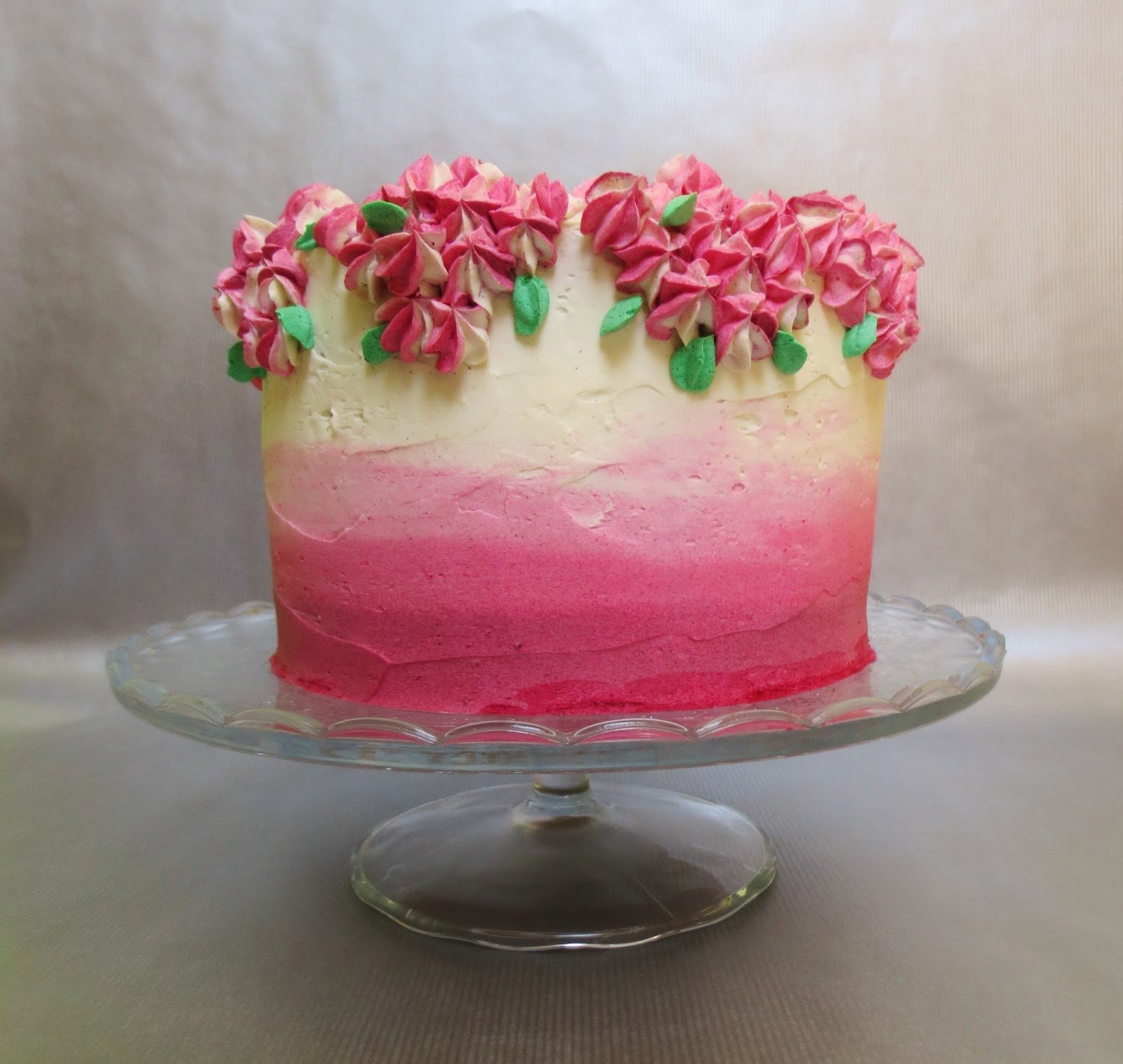 Выравнивание и украшение торта кремом чиз. Украшение торта мазками из крема. Торт украшенный масками крема. Торт с розовыми мазками. Украшение торта градиент.