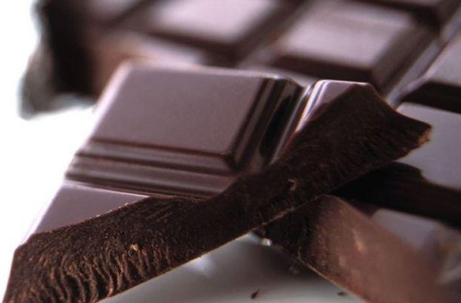 Батончик темный шоколад. Черный шоколад. Темный шоколад Эстетика. Шоколад Горький. Черная шоколадка.