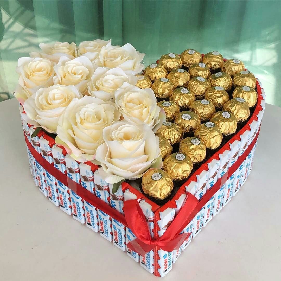 Коробочки с цветами и сладостями
