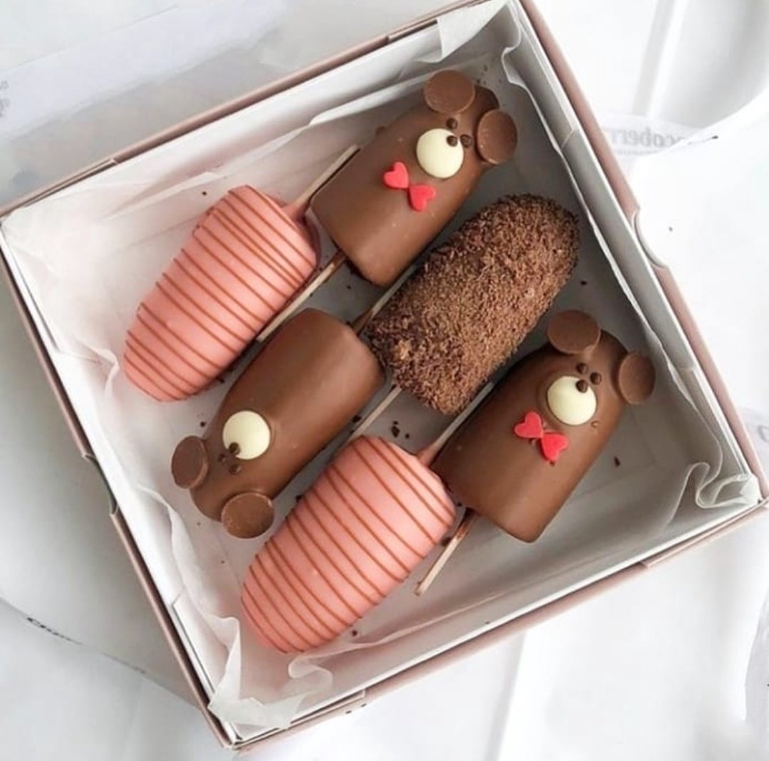 Клубника и бананы в шоколаде