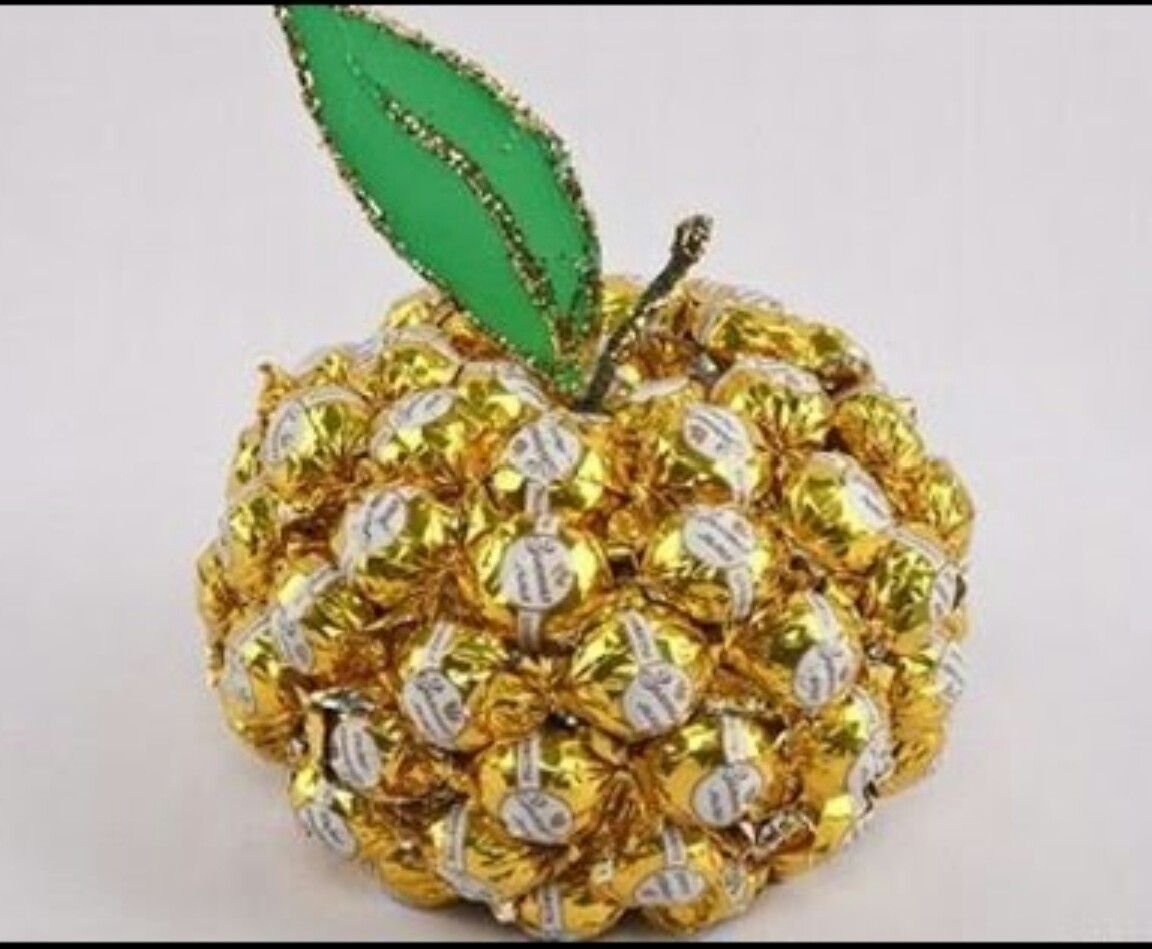 Яблоко из конфет