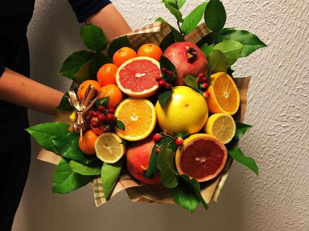 Фрукты из конфет своими руками