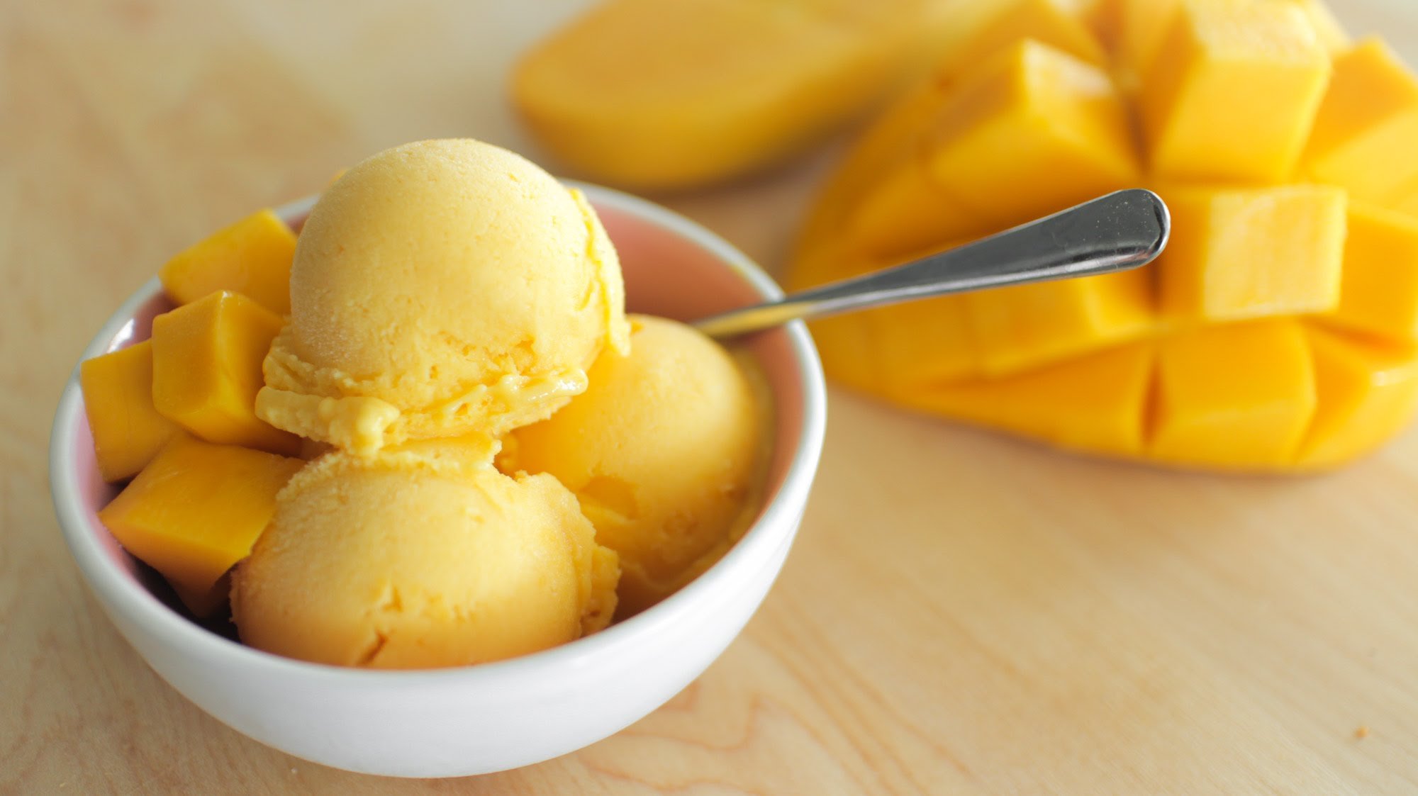 Mangoai co. Сорбет «манго». Йогуртовое мороженое с манго. Мороженое манговое с кусочками манго. Пломбир манго.