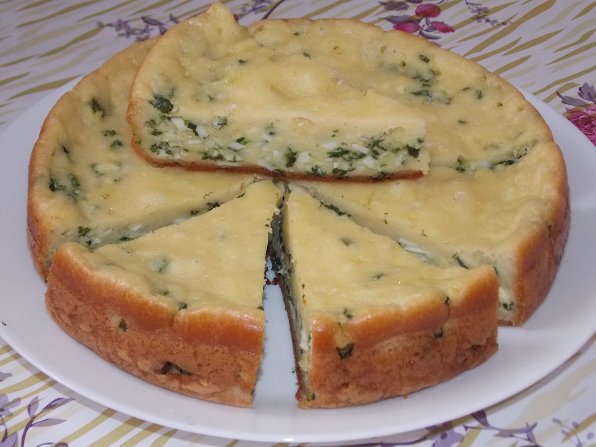 Заливной пирог с луком и яйцом в мультиварке