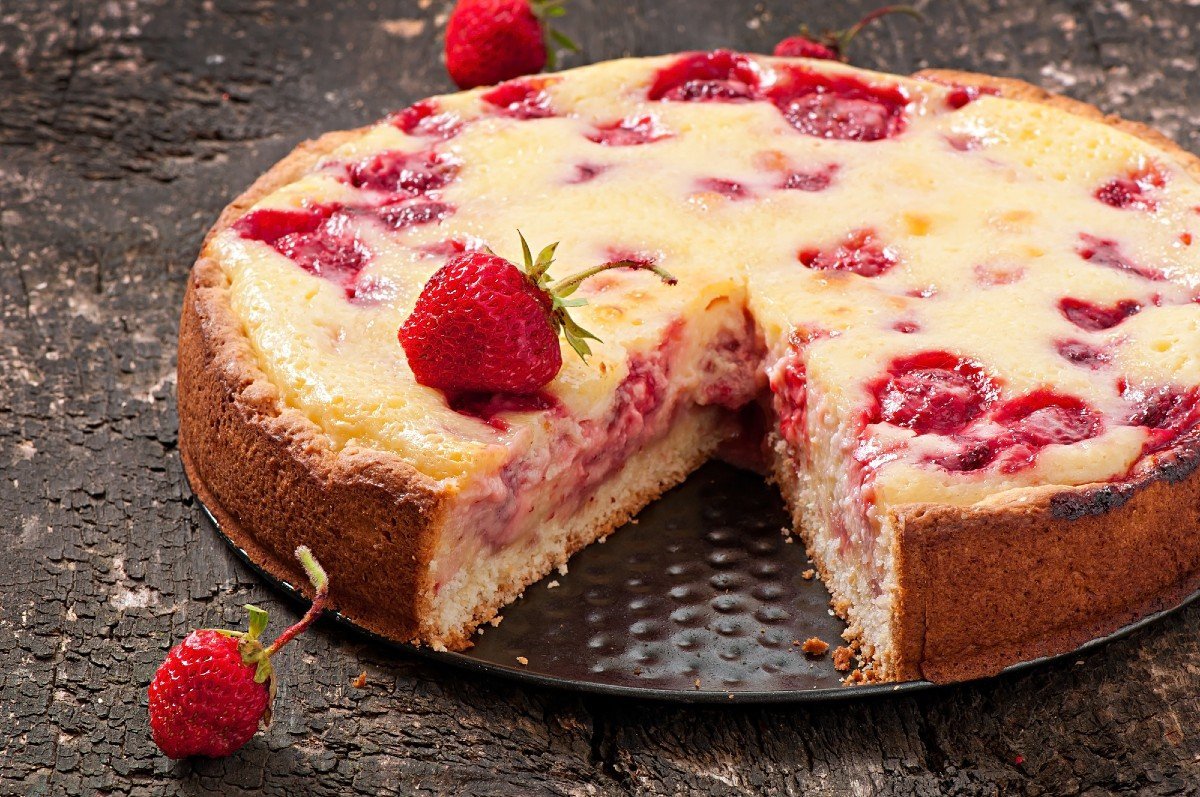 Шарлотка с яблоками и ягодами