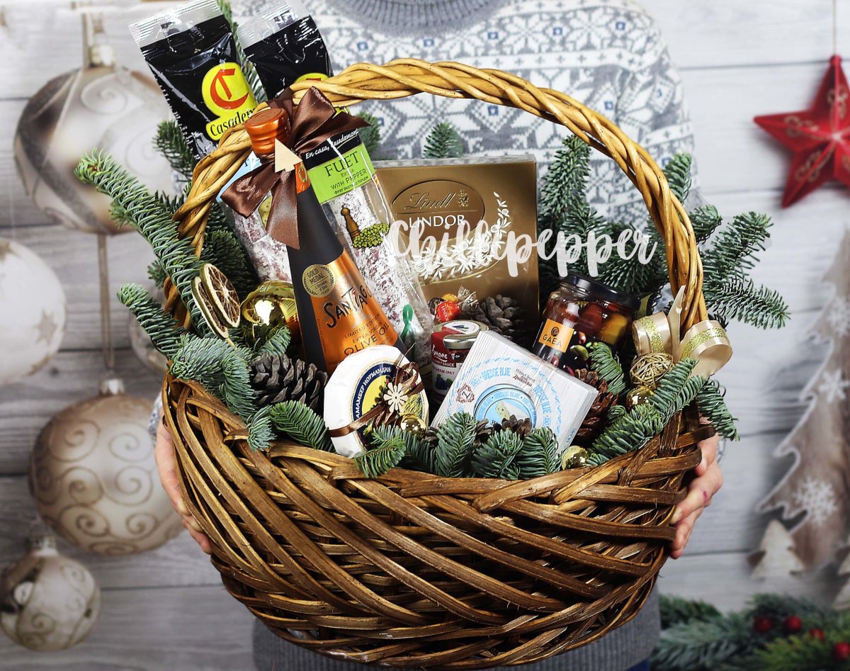 Новогодняя корзина с продуктами