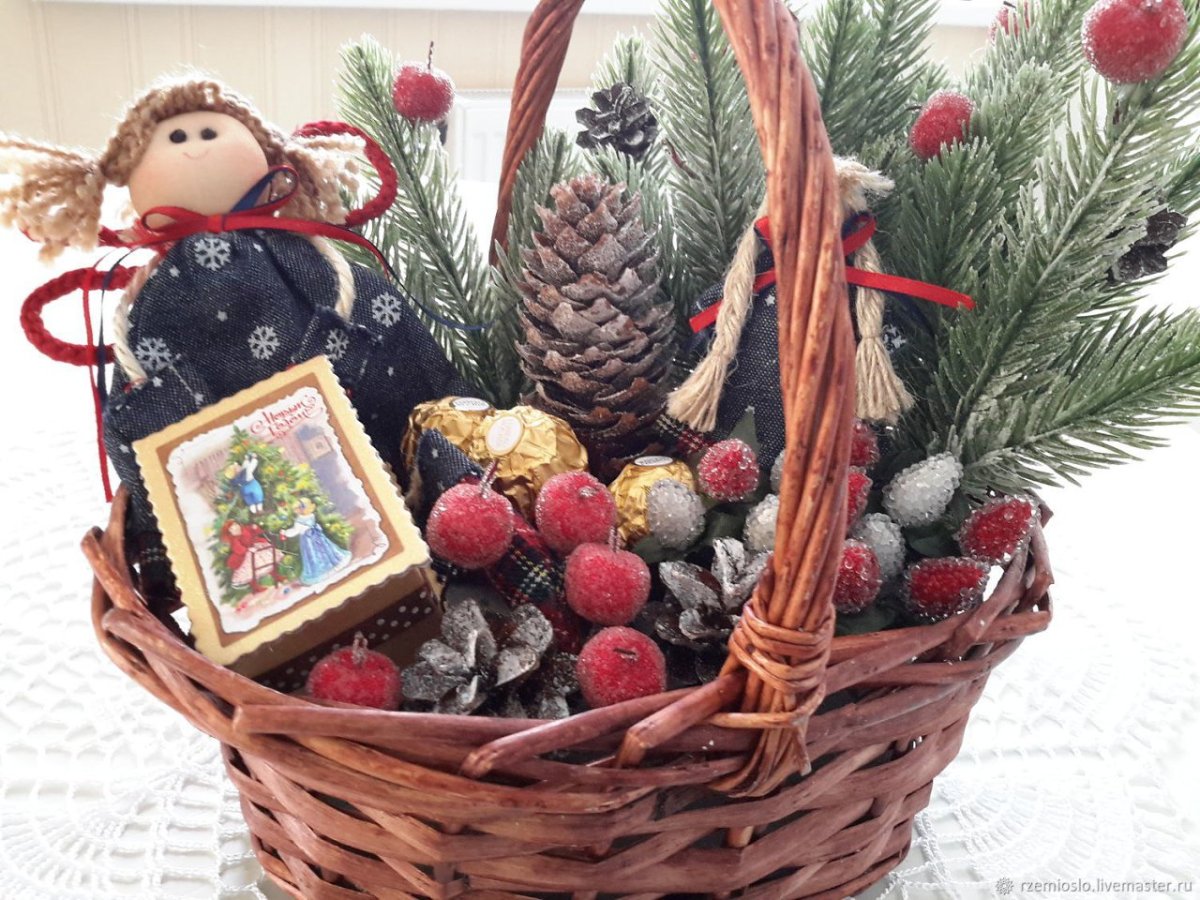 Новогодняя корзина с фруктами