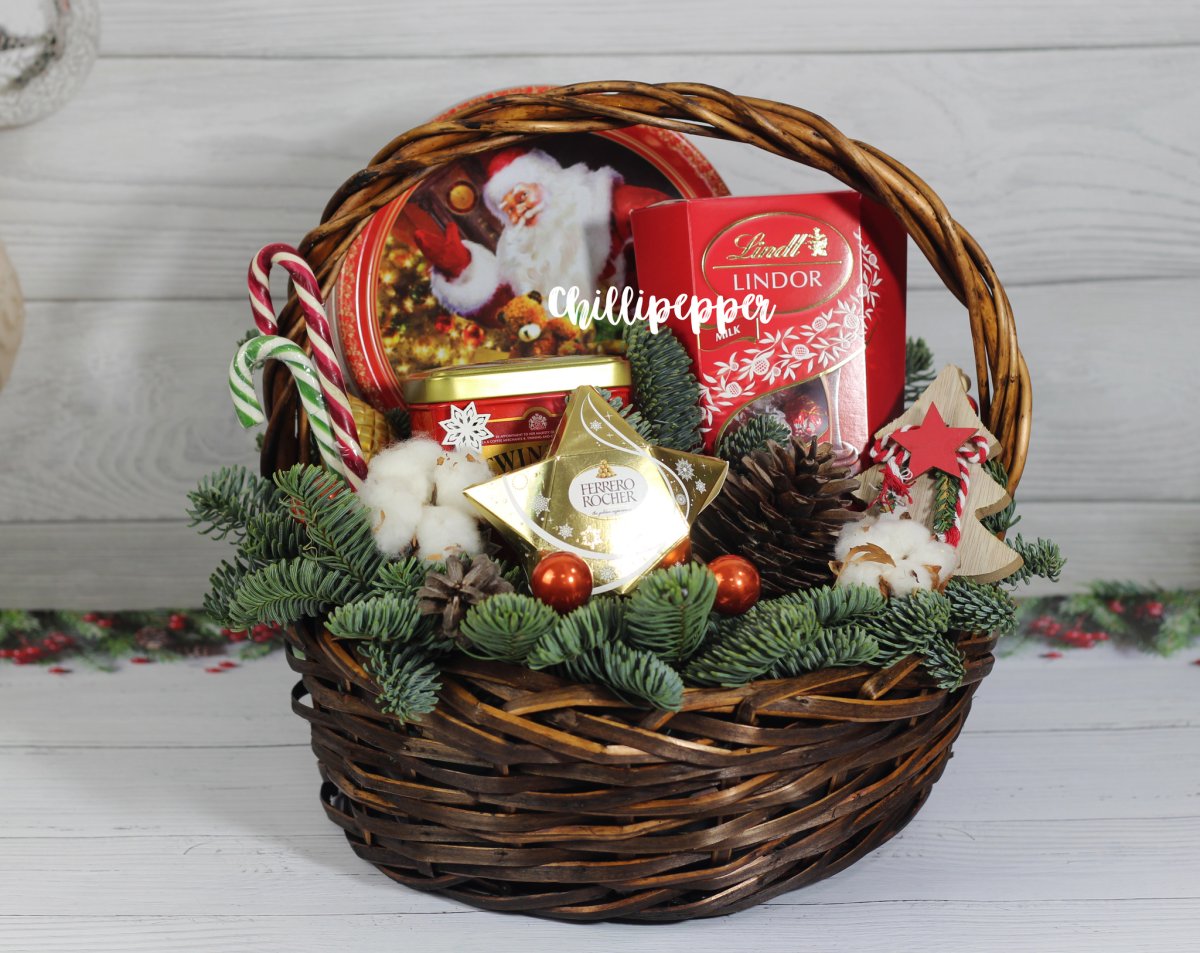 Подарочная корзина Новогодняя с пледом