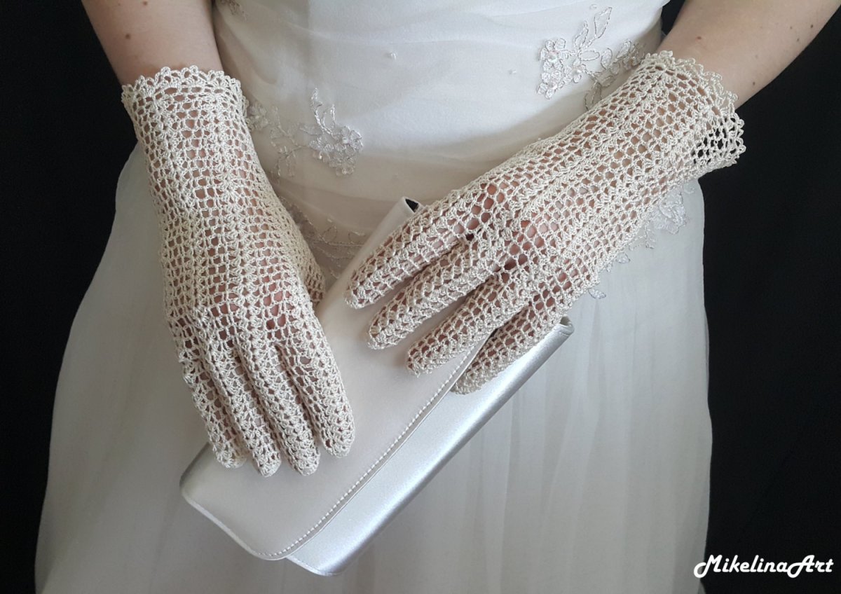 Перчатки из сетки со стразами
