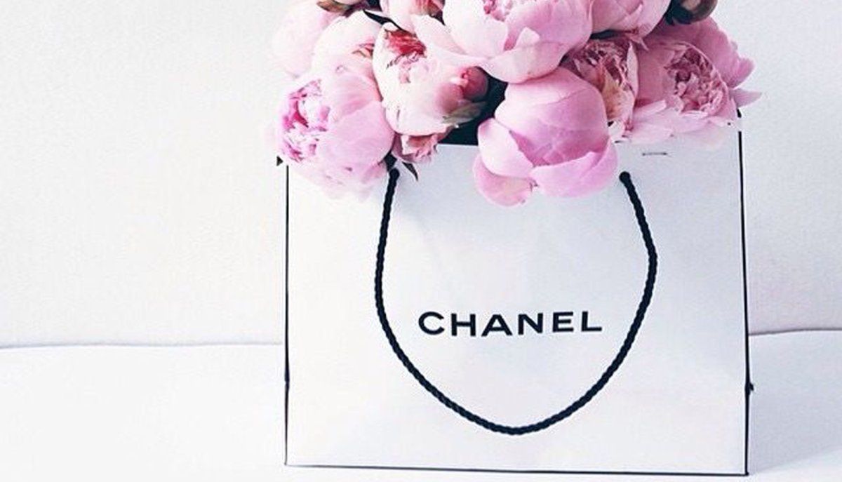 Цветы в пакете Chanel