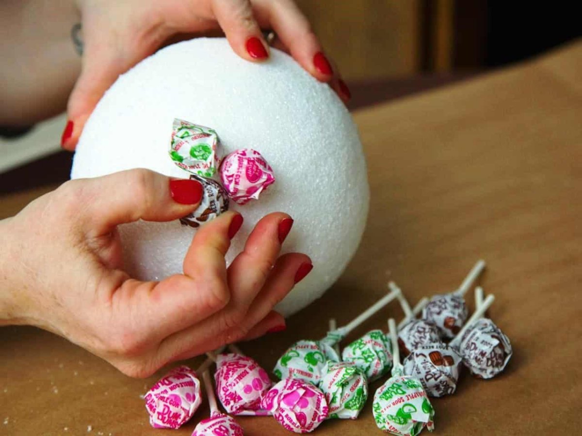 Елочные игрушки из пенопластовых шаров
