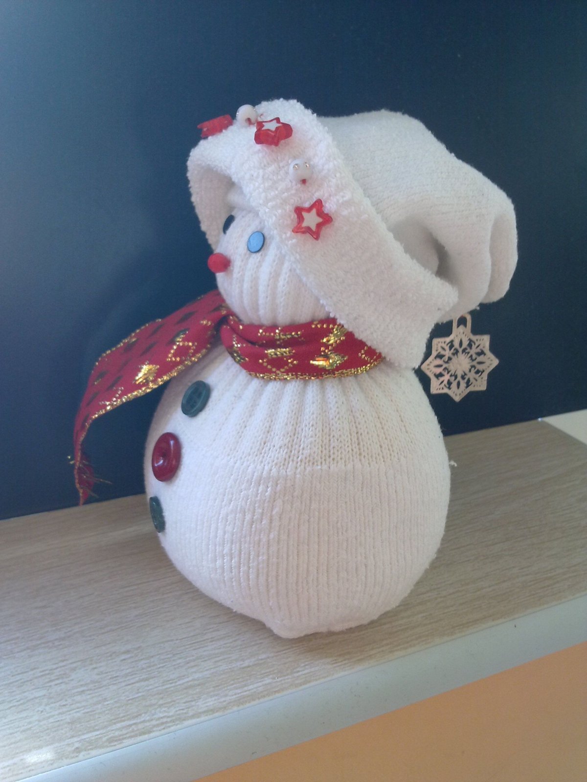 Снеговик из лампочки на лыжах