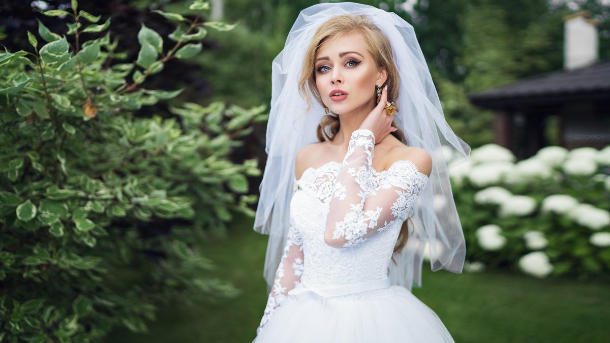 Девушка на свадьбе в фате