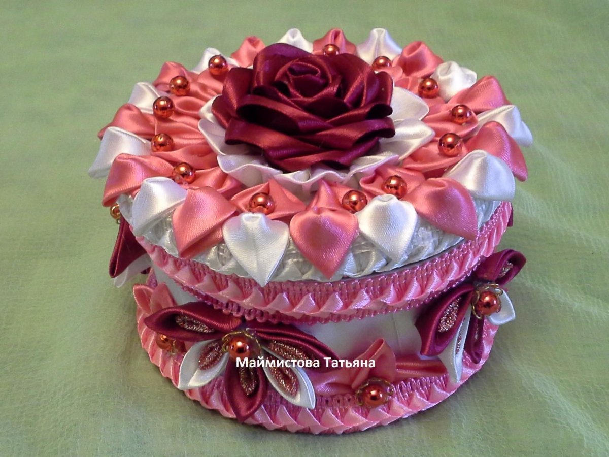 Роза брошь из атласных лент