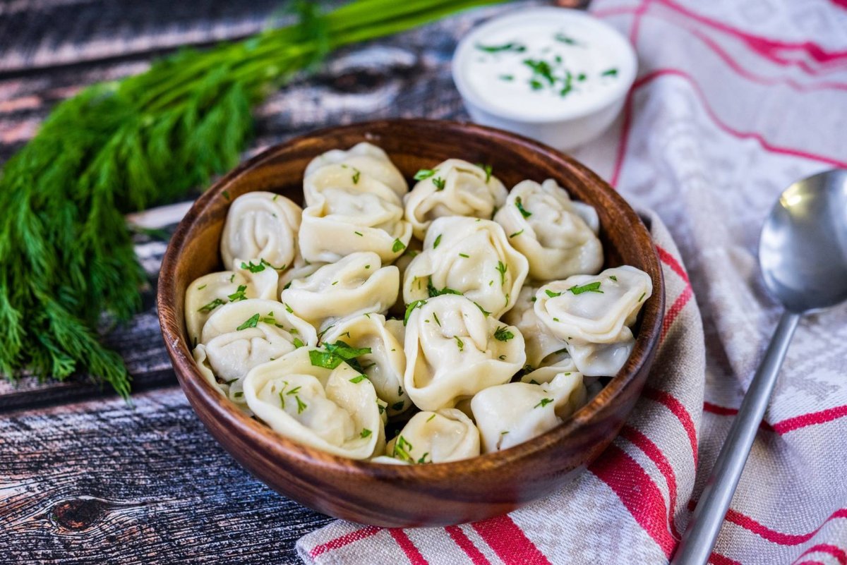 Лепка пельменей на черном
