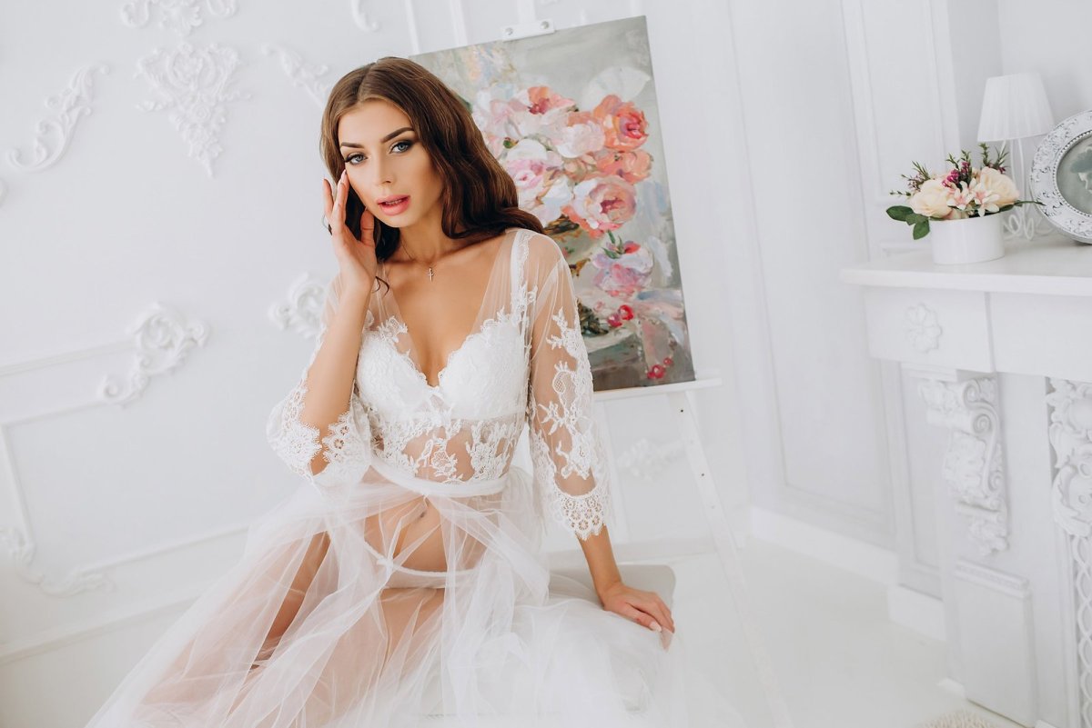 Красивые девушки в кружевном пеньюаре