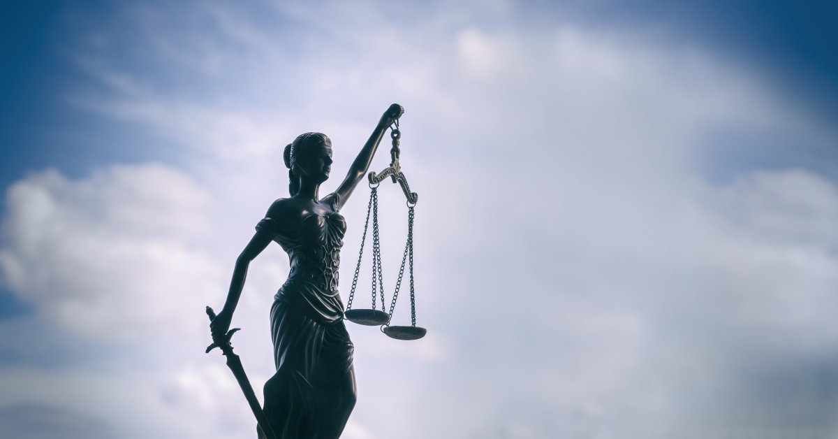 Девушка с весами правосудия
