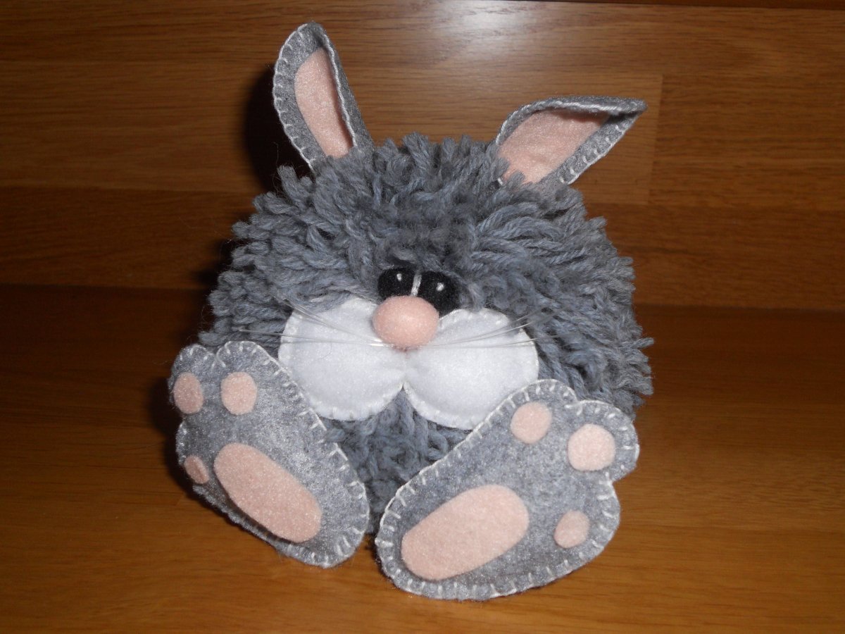 Ёлочная игрушка заяц из помпонов