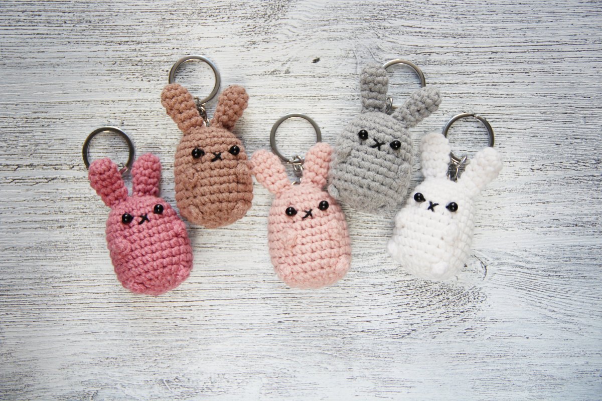 Кролик из помпонов