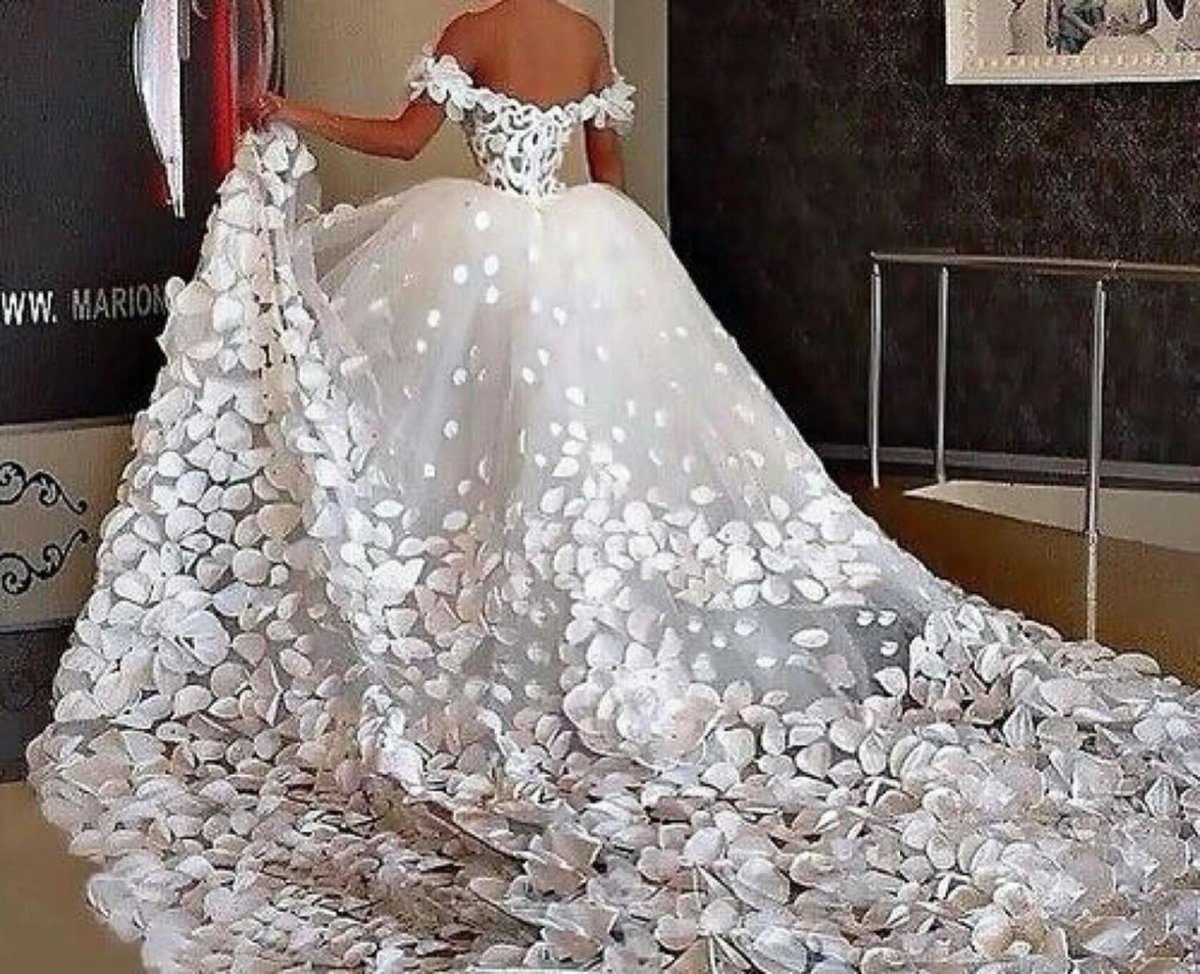 Свадебное платье с лепестками