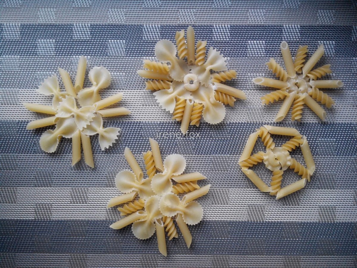 Инсталляция из макарон