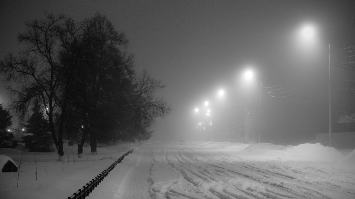 Буря Снежная ночью в городе