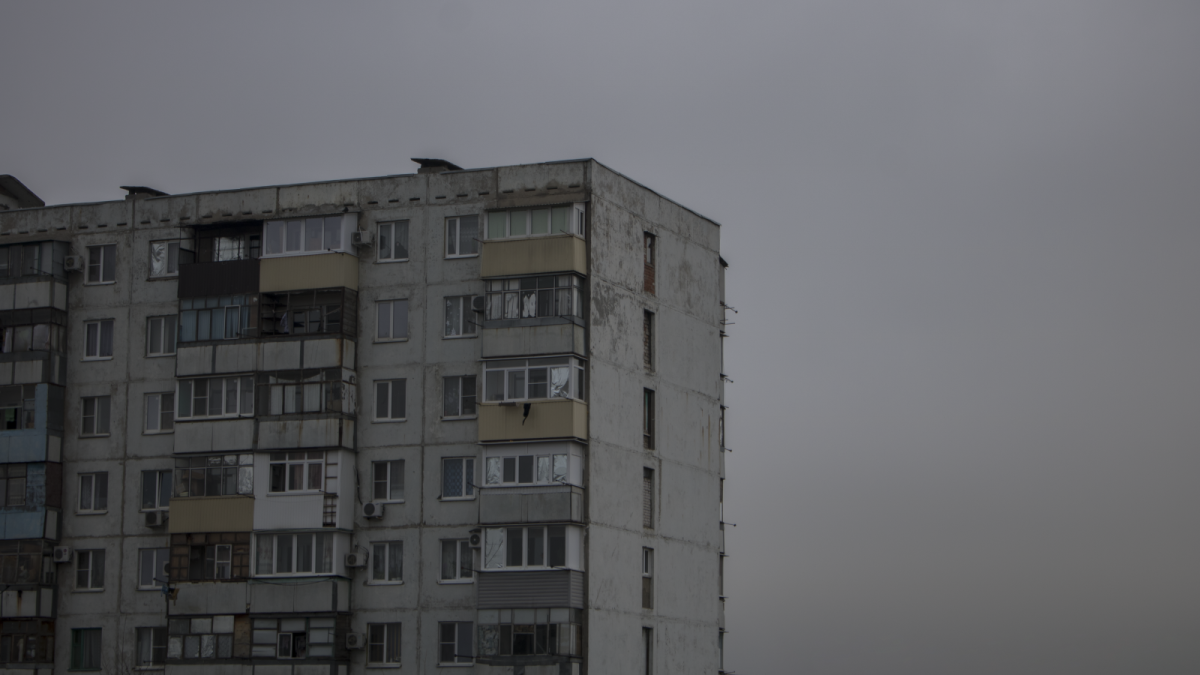 Панельный дом ночью