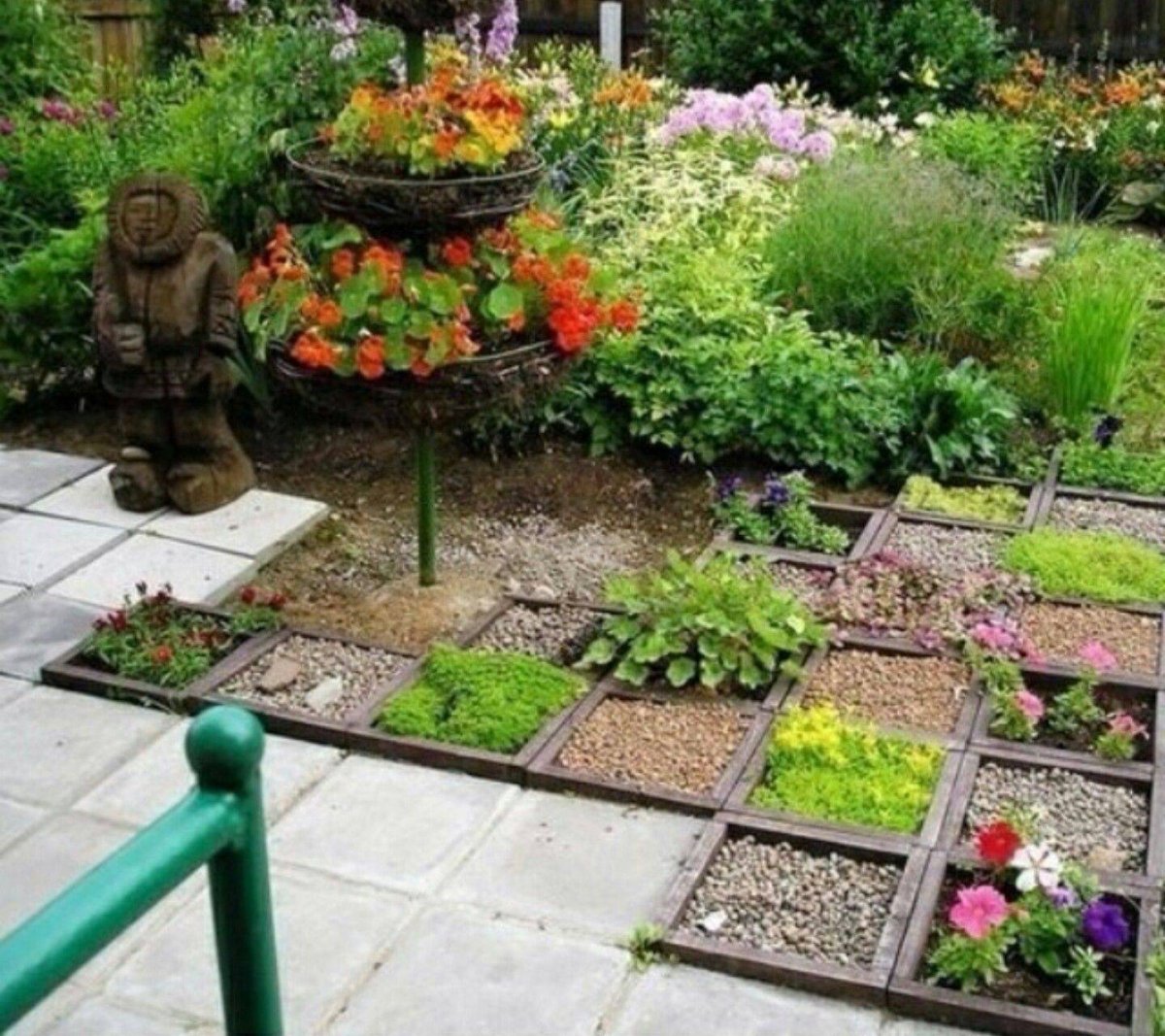 Квадратные клумбы на даче