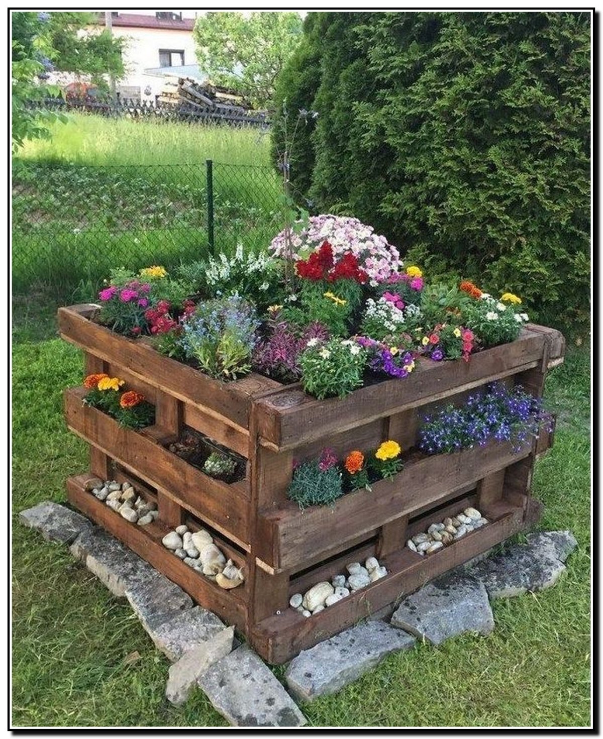 Клумба из поддонов