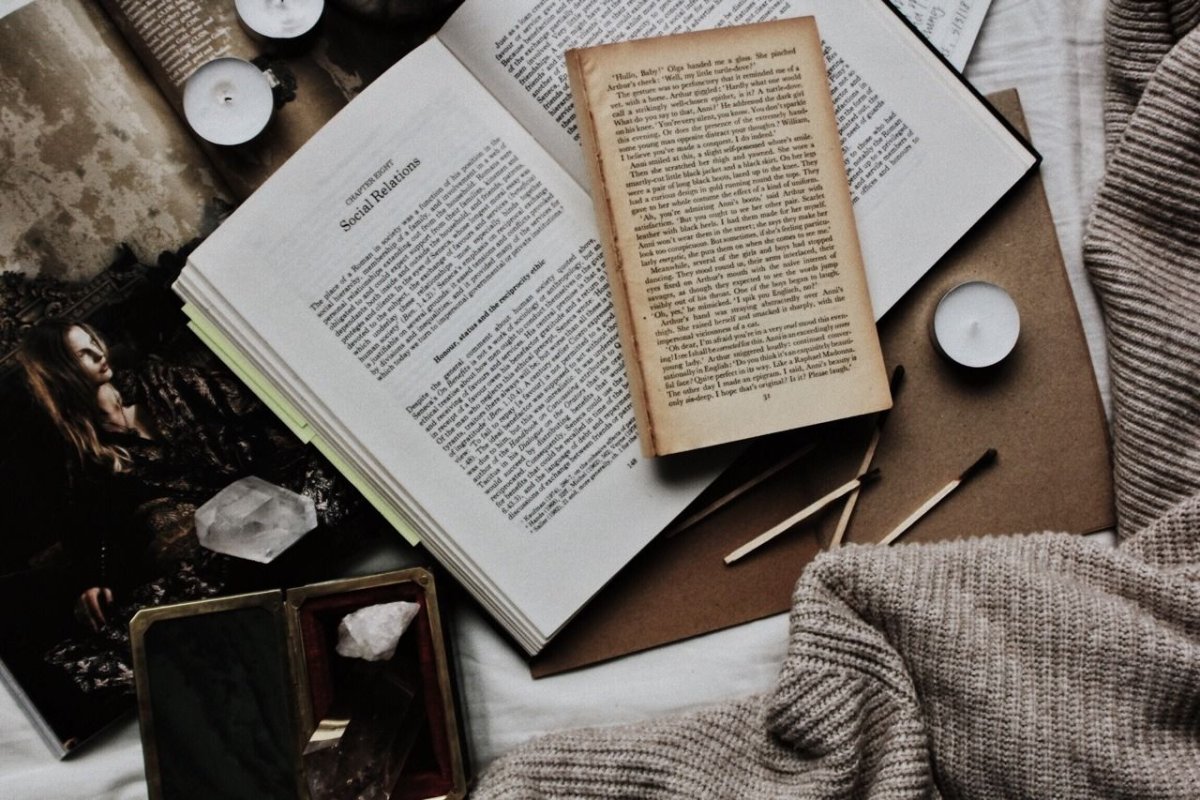 Тетради и книги на столе