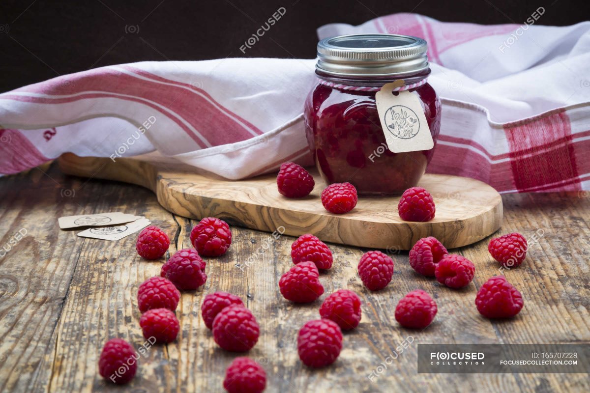 Малиновое варенье с орехами