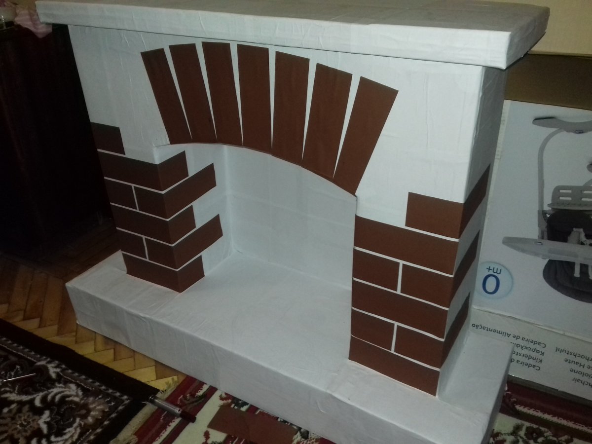 Инсталляция камина из картона