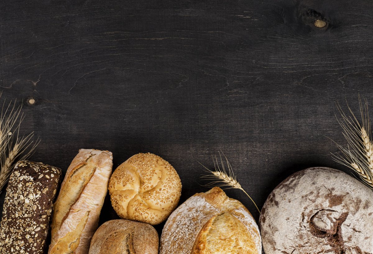 Хлебная продукция на черном фоне