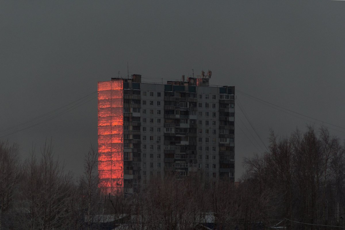 Многоэтажный дом мрачный